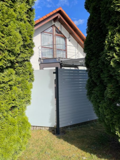 Aluminium Sichtschutzzaun mit Glaselementen Schöner Sichtschutzzaun um eine Terrasse