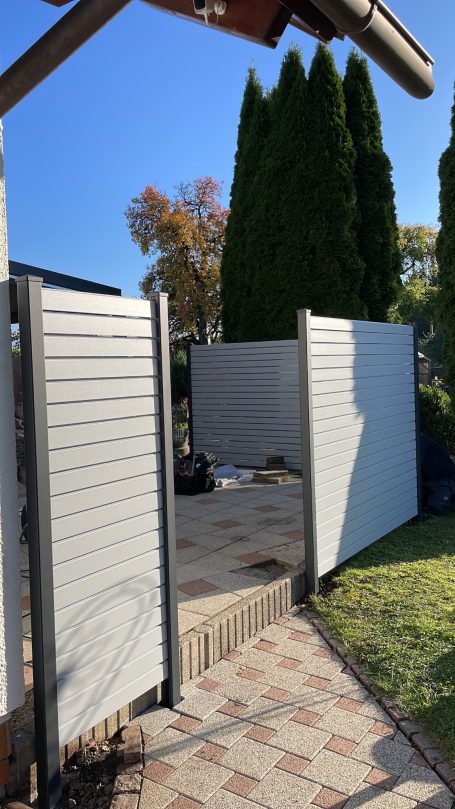 Aluminium Sichtschutzzaun mit Glaselementen Schöner Sichtschutzzaun um eine Terrasse