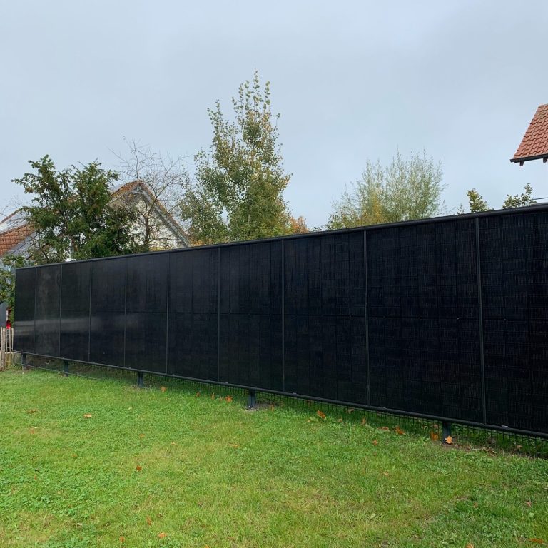 Photovoltaikzaun mit Sichtschutz Photovoltaiksichtschutz Zaun in einem grünen Garten