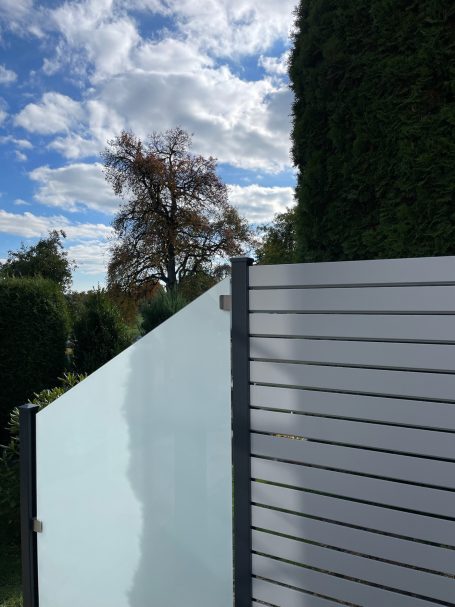 Aluminium Sichtschutzzaun mit Glaselementen Schöner Sichtschutzzaun um eine Terrasse