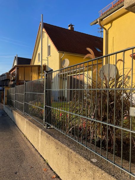 RAL 7016 Doppelstabmattenzaun mit Abdeckleisten Stabiler Doppelstabmattenzaun in anthrazit