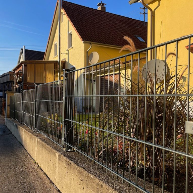 Baustelle Doppelstabmattenzaun Gelbe Häuser mit Hecken und RAL 7016 DSM Zaun in Sigmaringendorf