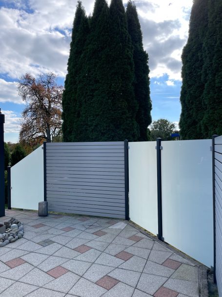 Aluminium Sichtschutzzaun mit Glaselementen Schöner Sichtschutzzaun um eine Terrasse