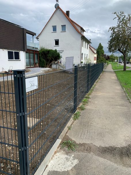 RAL 7016 Doppelstabmattenzaun mit Abdeckleisten Stabiler Doppelstabmattenzaun in anthrazit